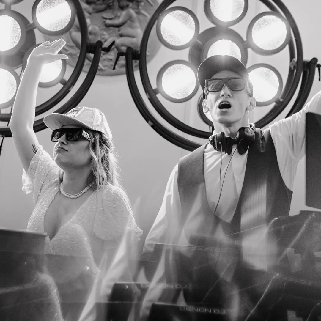 Młodzi za konsolą DJ