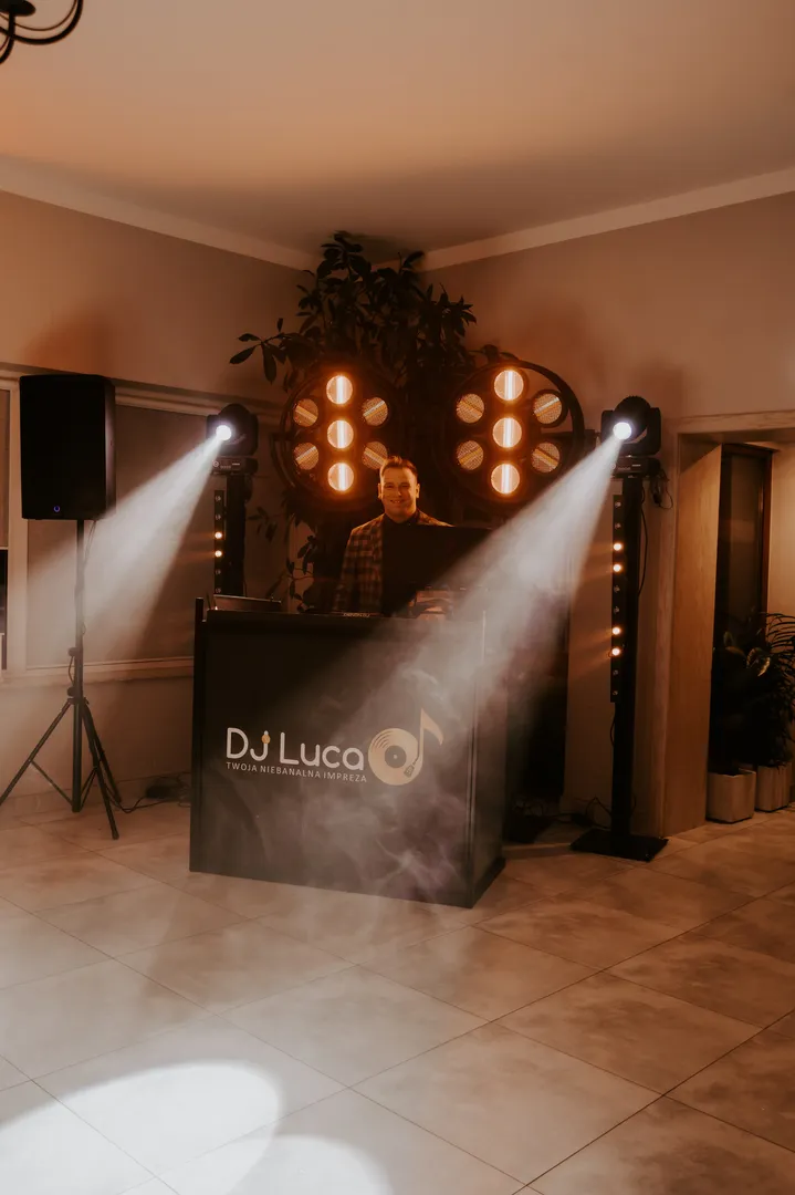 Stanowisko DJ na urodzinach